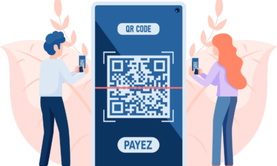 deux clients utilisent leur smartphone pour payer avec un QR Code